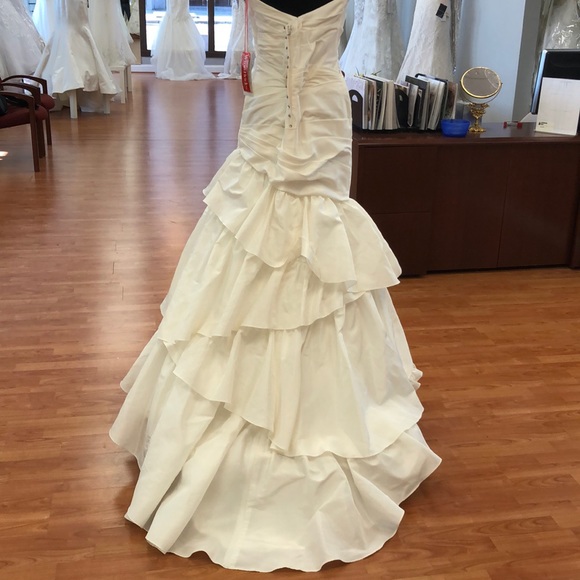 ⭐️SOLD🌟 Classic ivory wedding gown - Picture 4 of 8